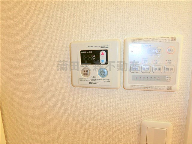 KKハウス羽田の設備|給湯機と浴室乾燥機のリモコン