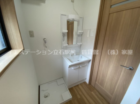 エメラルド立石貸戸建の独立洗面台