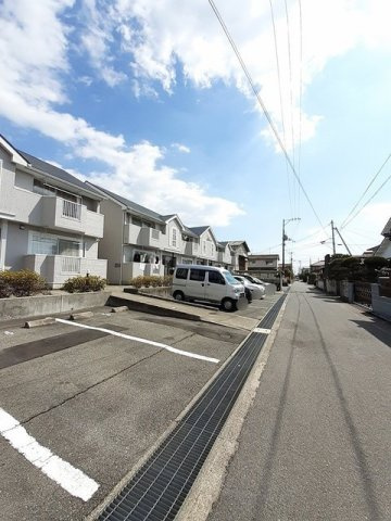 サミットハウスＡ棟の駐車場|駐車場があるので、車を買う予定の方も安心です