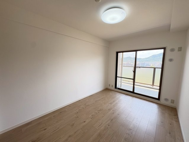 グレーシィ須磨アルテピアⅡ番街の洋室|南面にある寝室は朝日が入ってきて気持ちのいい目覚めができますね♪