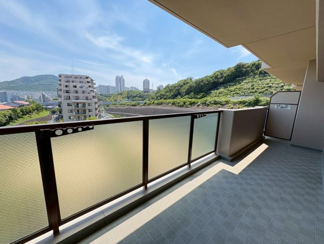グレーシィ須磨アルテピアⅡ番街のバルコニー|お洗濯にも便利な南向きワイドバルコニー付き！
