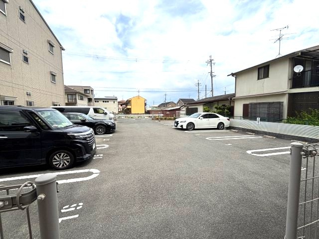 レフィナードＫＨＹ　Ⅱ棟の駐車場