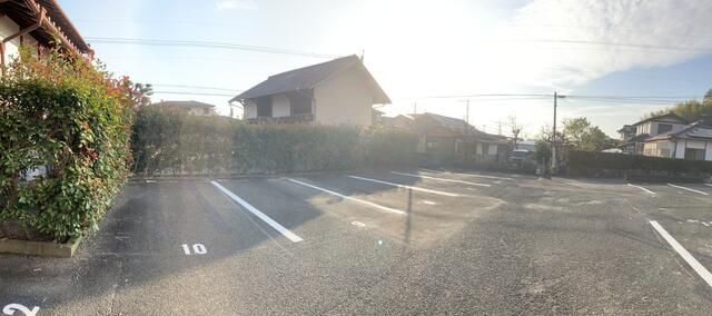 メゾンサンクプレの駐車場