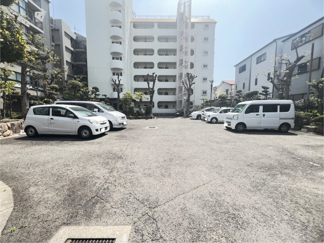ガーデンハイツ魚崎の駐車場