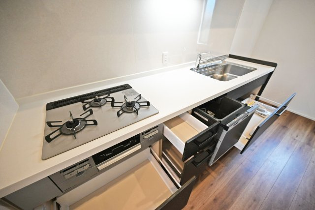尼崎市浜3丁目中古戸建│2SLDK+駐車1台可（制限有）のキッチン|ゆとりあるのシンクを採用し、調理から後片付けまでスムーズに行える快適なキッチン空間を実現。機能性と使いやすさを兼ね備えた仕様です。