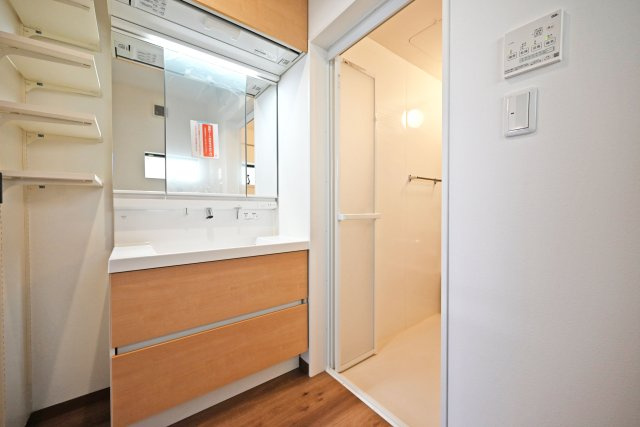 尼崎市浜3丁目中古戸建│2SLDK+駐車1台可（制限有）の独立洗面台|使いやすさに配慮された洗面スペースは、収納力が高く、生活感を抑えたすっきりとした空間を保てます。動線も良く、毎日の身支度や家事を快適にサポートしてくれるのも魅力です
