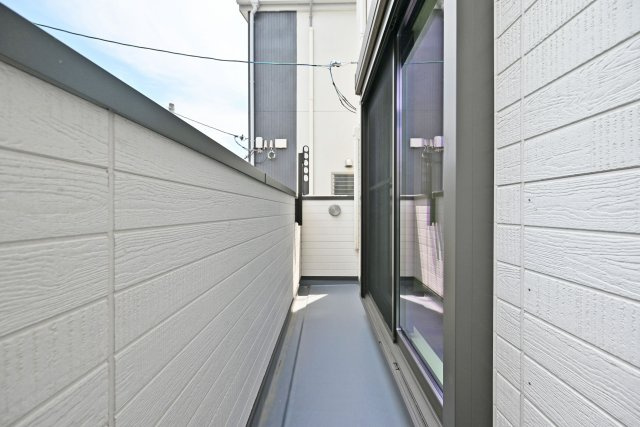 尼崎市浜3丁目中古戸建│2SLDK+駐車1台可（制限有）のバルコニー|2階バルコニーには奥行きがあってたくさんの洗濯物を干すことができます◎ 標準で物干し金具が設置されています。