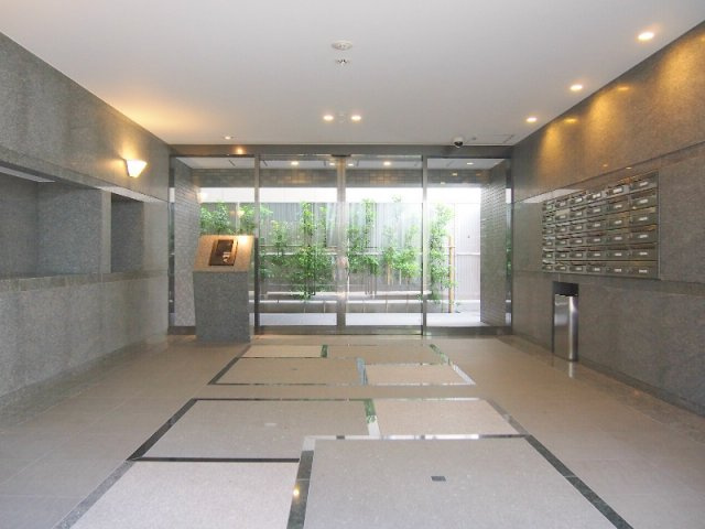 ルーブル多摩川八番館のエントランス|TVモニター付オートロック防犯カメラ宅配BOXメールBOX　エントランス