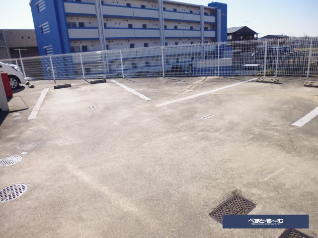 プランドール岡本の駐車場