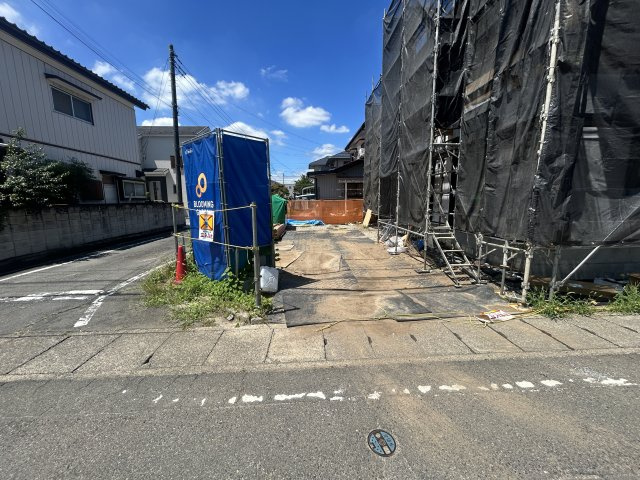新築　高崎市下佐野町　Blooming　Garden　１号棟の駐車場|現地写真　駐車スペースは並列3台分可能です！
