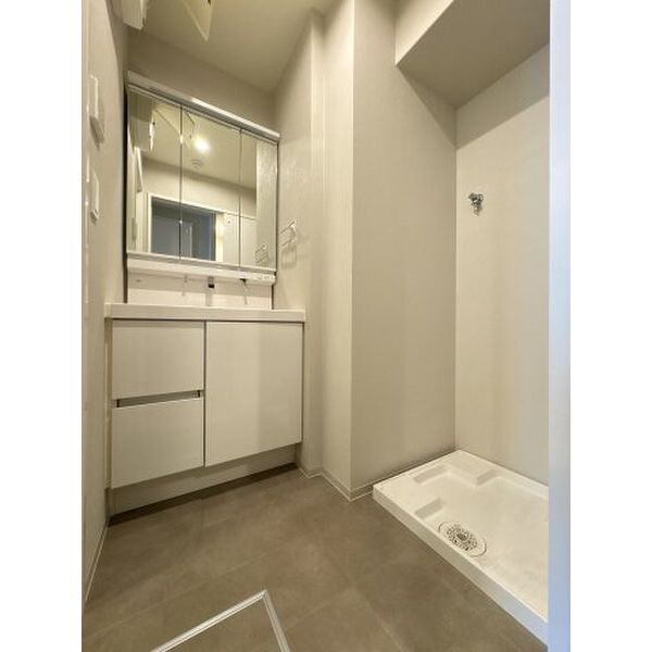 The 9th Residence Sakae Sideの独立洗面台|独立洗面台、小物を置くことができて便利です