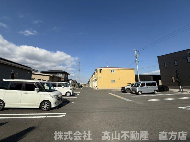 直方市大字感田のアパートの駐車場
