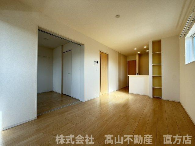直方市大字感田のアパートの居間・リビング