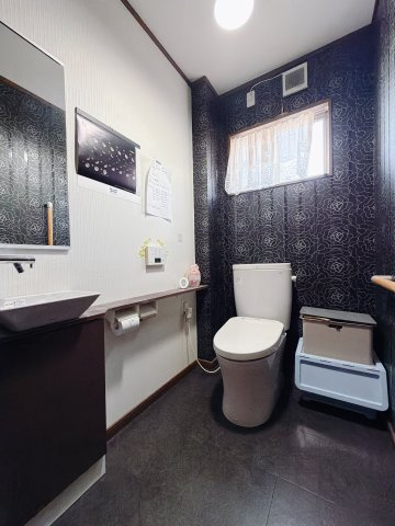 【中古戸建】前橋市宮地町のトイレ|■トイレ｜1階、2階にもトイレをご用意しております♪窓付きなので常に換気もでき、綺麗保てます♪