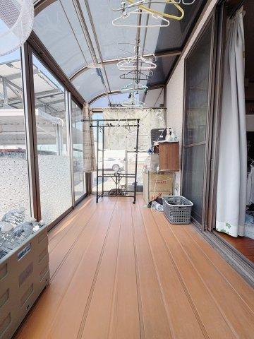 【中古戸建】前橋市宮地町のバルコニー|■サンルーム｜ひろーいサンルームは、日当たりも良く雨の日でも安心の空間です♪バルコニーもあるので、沢山干せます♪