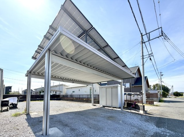 【中古戸建】前橋市宮地町の外観|■カーポート｜カーポートもついていますので、ご自身の愛車や、友人の愛車もしっかり守れます♪