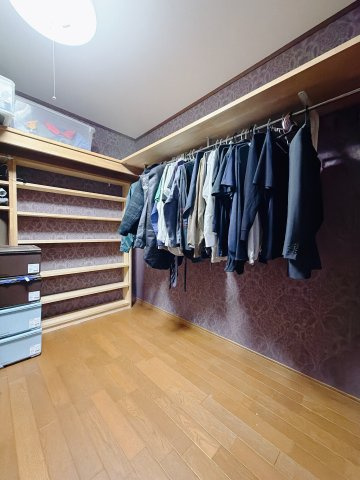 【中古戸建】前橋市宮地町の収納|■WIC｜お気に入りのお洋服もシワを作らずきれいに管理ができる夢のウォークインクローゼット！今お使いの収納ケースもスッポリそのまま収まる広さです♪