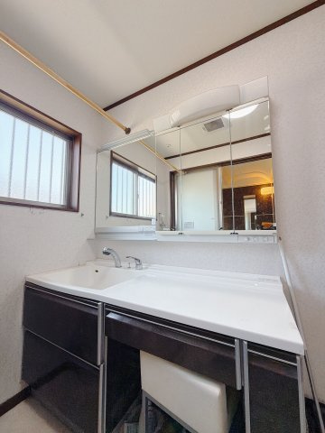 【中古戸建】前橋市宮地町の独立洗面台|■洗面室｜大きな鏡で朝の身支度もラクラク♪毎日の忙しい準備が楽しくなる洗面所です(^^♪
