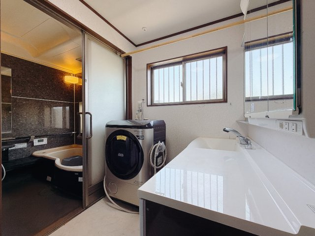 【中古戸建】前橋市宮地町の独立洗面台|■洗面室｜洗濯機を置いてもゆとりある広さの洗面脱衣室です♪三面鏡の洗面化粧台なので身支度もしやすくおしゃれが好きな方にも嬉しい設計です♪窓があるので換気の際も楽ちんです♪