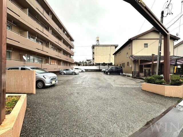トーシンハイツ向山の駐車場