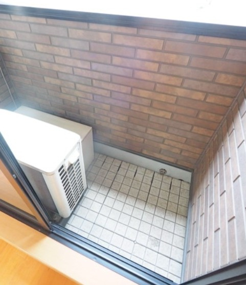 横浜市鶴見区生麦１丁目のアパートのバルコニー