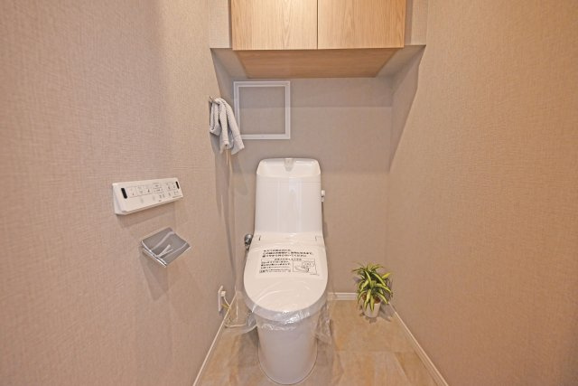 アンビエント西宮仁川アールブリーズのトイレ|新調済みのトイレでウォシュレット機能が付いており、清潔で心地よくご利用いただけます。