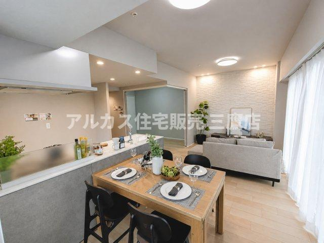 デュオ府中駅前の居間・リビング|キッチンからダイニング・リビングまで一体感のある、明るく広々としたLDK空間。