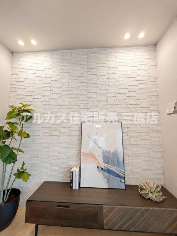 デュオ府中駅前の居間・リビング|エコカラットとダウンライトが上質な雰囲気を演出する、こだわり仕様のリビング壁面。