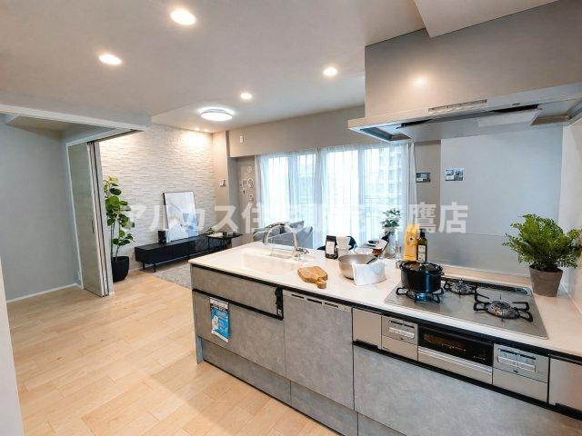 デュオ府中駅前のキッチン|リビングを見渡しながら快適にお料理が楽しめる、開放感たっぷりのシステムキッチン。