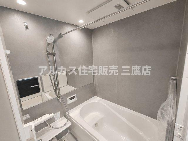 デュオ府中駅前の浴室|シックなグレーのアクセントパネルと横長鏡がスタイリッシュな、高級感あふれる浴室。