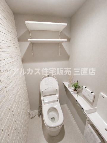 デュオ府中駅前のトイレ|手洗い器やカウンター、上部吊戸棚を備えた、上質で快適なトイレ空間。