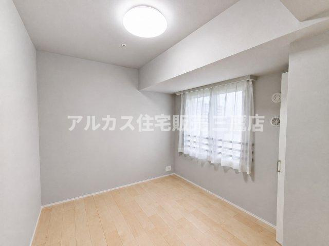 デュオ府中駅前の洋室|シンプルな内装で家具配置がしやすい、クローゼット完備の快適な居室空間。