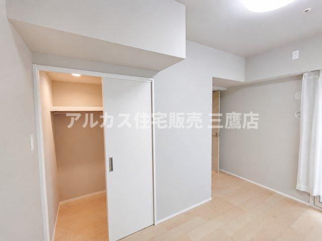 デュオ府中駅前の洋室|衣類だけでなく大型アイテムもすっきり収まる、照明付きのウォークインクローゼット。