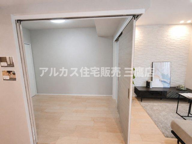 デュオ府中駅前の洋室|扉を開放することでリビングの延長として一体利用できる、開放的な洋室。