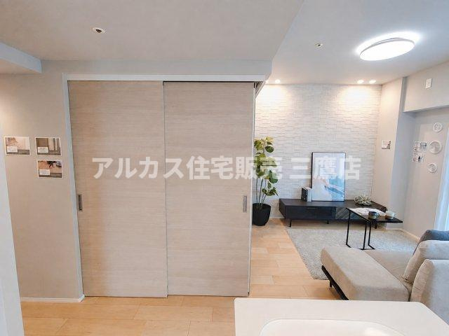 デュオ府中駅前の居間・リビング|扉を閉じればプライベートな個室空間に早変わりする、フレキシブルな設計。