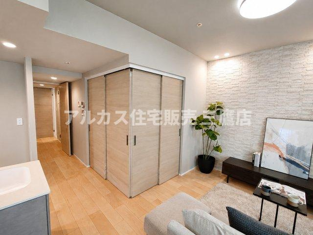 デュオ府中駅前の居間・リビング|生活スタイルや用途に合わせて空間を仕切れる、使い勝手の良い可動間仕切り。