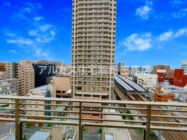 デュオ府中駅前の展望|都会の街並みと広がる空を見渡せる、爽快で見晴らしの良いバルコニーからの眺望。