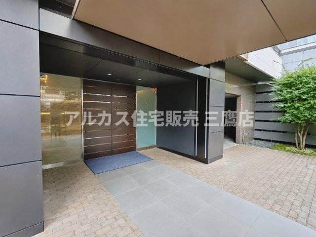 デュオ府中駅前のエントランス|高級感のある黒のフレームとダークウッド調のドアが印象的な、重厚感漂うエントランス。