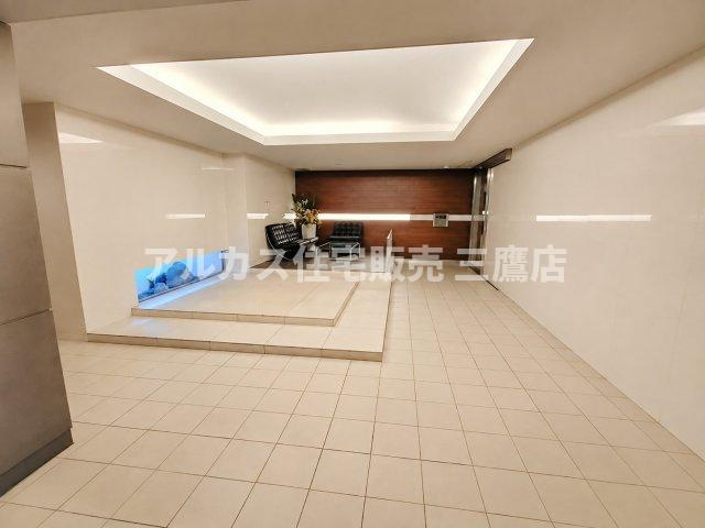 デュオ府中駅前のロビー|間接照明が美しく灯る、モダンで洗練された雰囲気の広々としたエントランスホール。