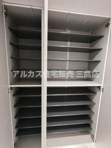 デュオ府中駅前の収納| 家族全員の靴がすっきりと収まる、収納力に優れたトールサイズのシューズボックス。