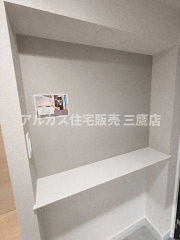 デュオ府中駅前の玄関|鍵や小物を置くスペースとしてはもちろん、お気に入りのインテリアも飾れる便利な玄関カウンター。
