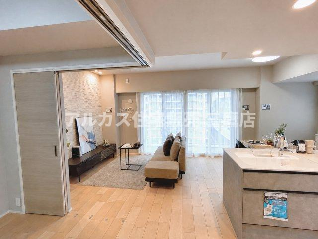 デュオ府中駅前の居間・リビング|引き戸を開放することでリビングと一体化し、より広々とした空間として活用できるLDK。