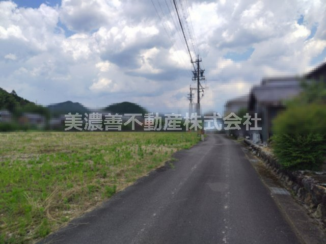 ６２７９０　山県市高富土地の前面道路含む現地写真