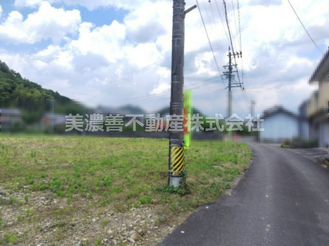 ６２７９０　山県市高富土地の前面道路含む現地写真