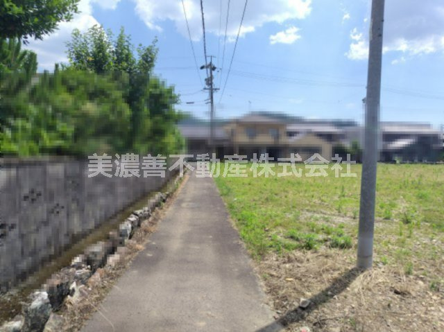 ６２７９０　山県市高富土地の前面道路含む現地写真