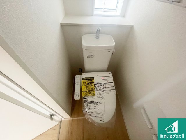 揖保郡太子町鵤　第6期　新築一戸建てのトイレ|1・2階の2ヶ所にあるので、朝の忙しい時間の順番待ちもなく、深夜の利用にも大変便利です。