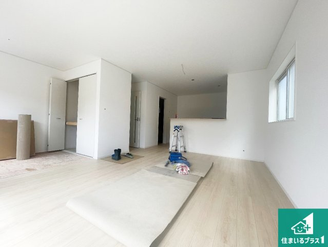 揖保郡太子町鵤　第6期　新築一戸建ての居間・リビング|シンプルなリビングは、観葉植物等のインテリアを楽しめますね！パパ好みにも、ママ好みにも家具次第で雰囲気を変えることができます！