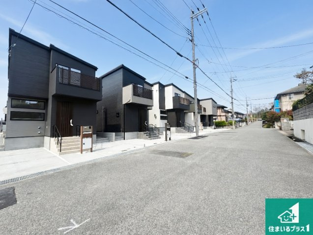 神戸市北区鹿の子台北町　第1期　新築一戸建ての前面道路含む現地写真|周辺は閑静な住宅街！前面道路広々で車の出し入れも便利です。駐車が苦手な方でも安心して車庫入れできます！