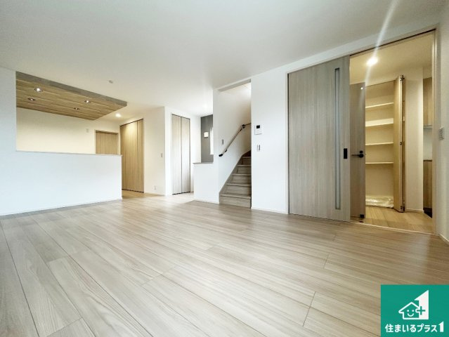 神戸市北区鹿の子台北町　第1期　新築一戸建ての居間・リビング|シンプルなリビングは、観葉植物等のインテリアを楽しめますね！パパ好みにも、ママ好みにも家具次第で雰囲気を変えることができます！