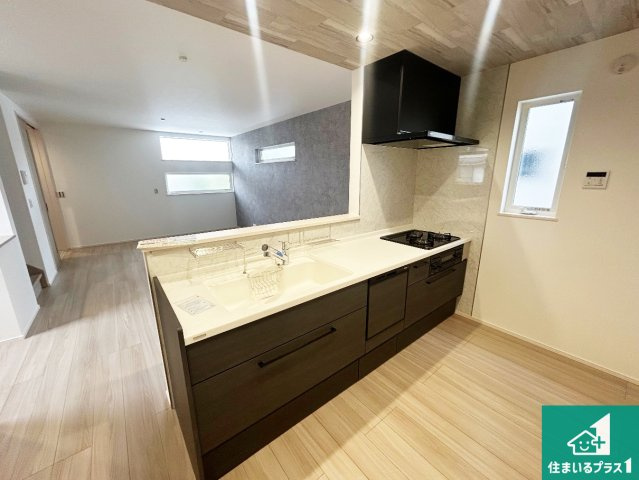 神戸市北区鹿の子台北町　第1期　新築一戸建てのキッチン|リビングと統一感があり、使い勝手のいいキッチン。広々としているので、二人並んで作業が出来ちゃいます。お子様と一緒に色々なお料理に挑戦できるスペースがあります。